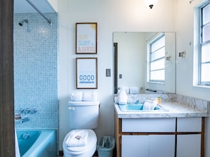 Combined shower/bathtub, towels - Bollinger A · Pet-Friendly · Half Block to Gulf (Holmes Beach)