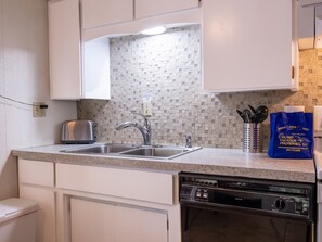 Fridge, microwave, oven, stovetop - Bollinger Duplex B Pet Friendly 1 Bedroom One Block From Beach (Holmes Beach)