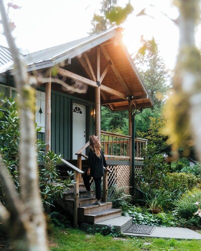 Bonny Fern Cottage below majestic mountain peaks, pet friendly, WiFi, hot tub