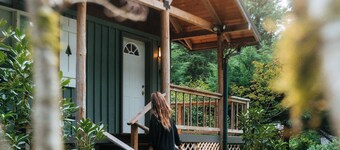 Bonny Fern Cottage below majestic mountain peaks, pet friendly, WiFi, hot tub