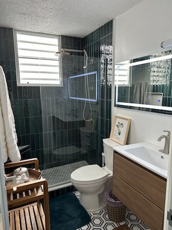 Shower, hair dryer, towels, soap. Spacious Carolina Retreat 10 minutes to Beach and Airport