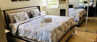 Spacious Carolina Retreat 10 minutes to Beach and Airport