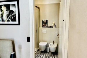 Ducha, secador de pelo, bidé y toallas