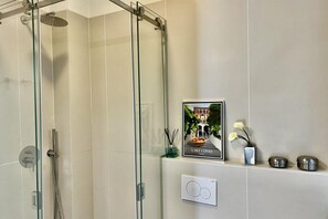 Dusche, Haartrockner, Bidet, Handtücher