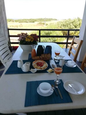 Petit-déjeuner complet (15 USD par personne)