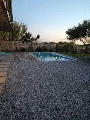 Piscine extérieure (ouverte en saison), parasols de plage