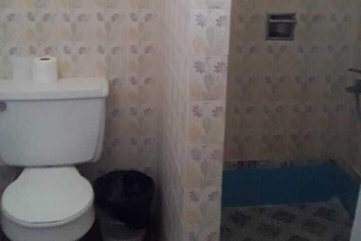 Kamar mandi | Shower, handuk, sabun, dan sampo