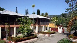 A resort with multiple buildings, a central covered walkway, and landscaped gardens. - Villas Anacaona (Jarabacoa)