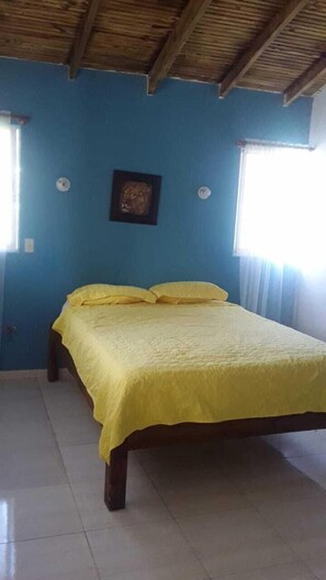 Individuelt innredet, skrivebord for bærbar PC og sengetøy