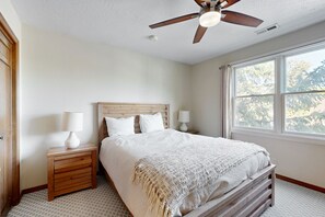 3 dormitoris, planxa i posts de planxar, Internet i roba de llit 