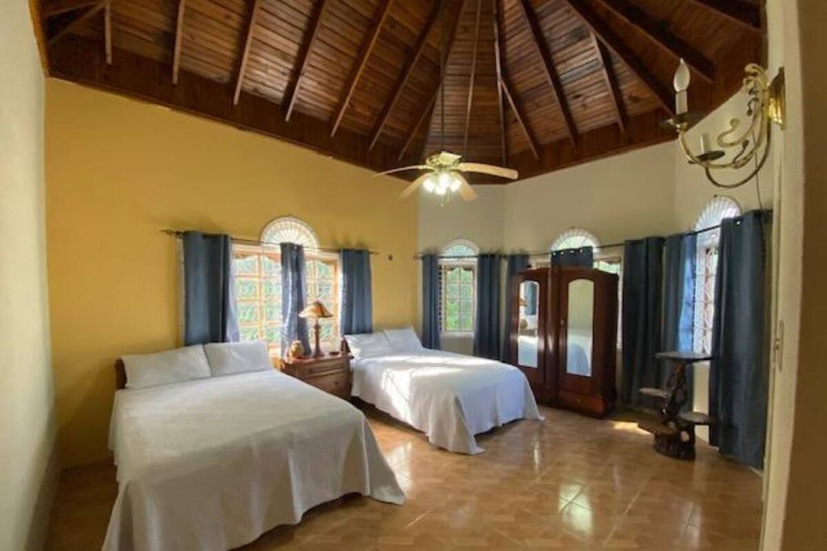 Standard Quadruple Room, 2 Queen Beds | Individually decorated, individually furnished, iron/ironing board