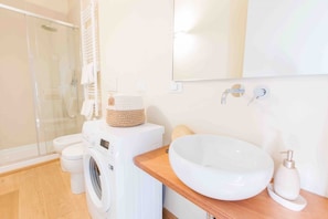 Shower, hair dryer, bidet, towels