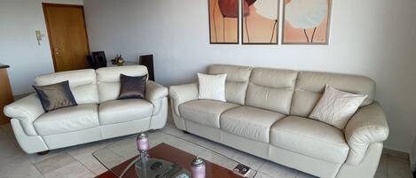 Apartamento de diseño, vistas a la piscina | Zona de estar | Una televisión de pantalla plana