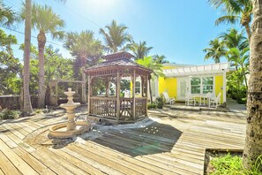 Outdoor dining - Garden View Steps from Beach - Solar Powered! (Holmes Beach)