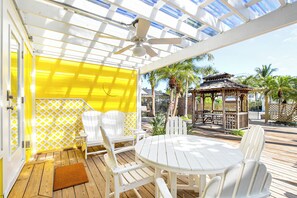 Outdoor dining - Cozy Garden Retreat - Beach in 5 Seconds! (Holmes Beach)