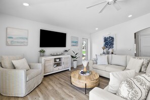 TV - Freshly Updated 3BR/2BA Home with Private Heated Pool & Swim-Up Tiki Bar (Holmes Beach)