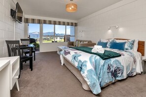 1 slaapkamer, een bureau, een strijkplank/strijkijzer, reisbedje