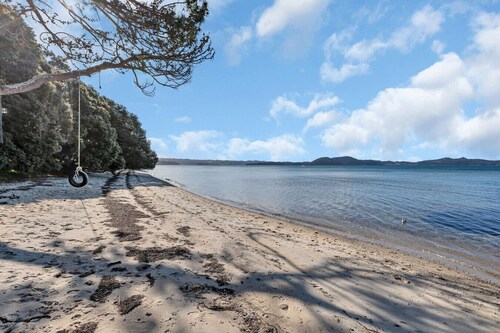 The Beach Hut - Waterfront Studio at Harbour Lights