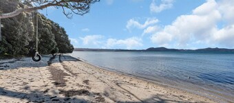 The Beach Hut - Waterfront Studio at Harbour Lights