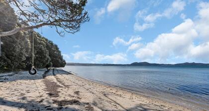 The Beach Hut - Waterfront Studio at Harbour Lights