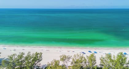 Cozy Beach Bungalow | Steps to Gulf | Private Patio & Pool | Holmes Beach