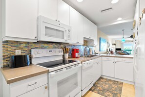 Køleskab, mikrobølgeovn, ovn, kogeplade