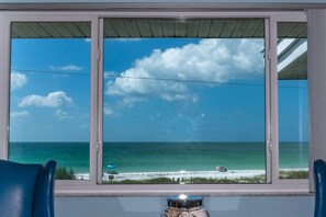 Näkymä rannalle/valtamerelle