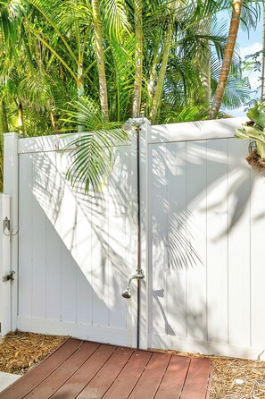 Property grounds - Cozy Beach Studio | Steps to Gulf | Pool Access | Budget-Friendly Choice (Holmes Beach)