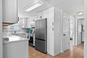 Een koelkast, een microgolfoven, een oven, een kookplaat