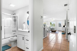 Combined shower/tub, towels
