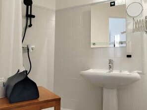 Bathroom - LA BASTIDE D'ENTRAIGUES (Entraigues-sur-la-Sorgue)
