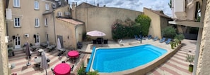 Seasonal outdoor pool, open 11:00 AM to 6:30 PM, pool umbrellas - LA BASTIDE D'ENTRAIGUES (Entraigues-sur-la-Sorgue)