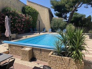 Seasonal outdoor pool, open 11:00 AM to 6:30 PM, pool umbrellas - LA BASTIDE D'ENTRAIGUES (Entraigues-sur-la-Sorgue)