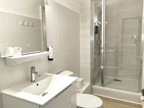 Bathroom - LA BASTIDE D'ENTRAIGUES (Entraigues-sur-la-Sorgue)