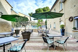Outdoor dining - LA BASTIDE D'ENTRAIGUES (Entraigues-sur-la-Sorgue)