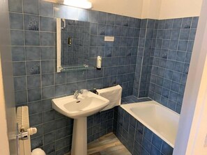 Bathroom - LA BASTIDE D'ENTRAIGUES (Entraigues-sur-la-Sorgue)
