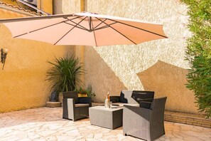 Terrace/patio - LA BASTIDE D'ENTRAIGUES (Entraigues-sur-la-Sorgue)