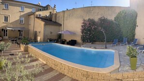 Seasonal outdoor pool, open 11:00 AM to 6:30 PM, pool umbrellas - LA BASTIDE D'ENTRAIGUES (Entraigues-sur-la-Sorgue)