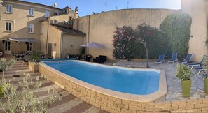 Piscine extérieure (ouverte en saison), parasols de plage
