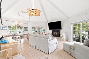 Fernseher, Kamin, DVD-Player