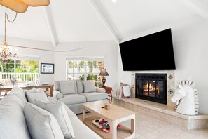 Fernseher, Kamin, DVD-Player