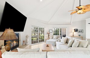 Fernseher, Kamin, DVD-Player