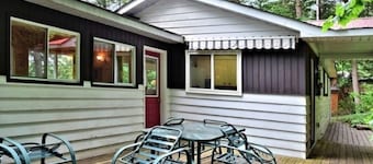 Private 4 Season Waterfront Cottage - 2 hrs from TO -Great Swimming / FAST WI-FI