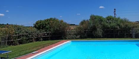 حمّام سباحة خارجي