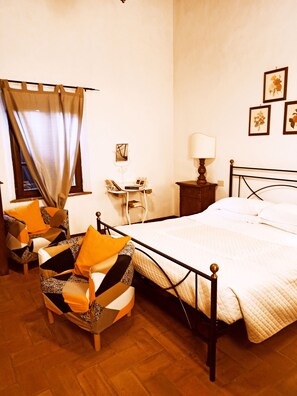 1 bedroom, iron/ironing board, WiFi, bed sheets - Independent flat 2 pax in Villa, upstairs, a/c-heating Villa with pool (Siena)