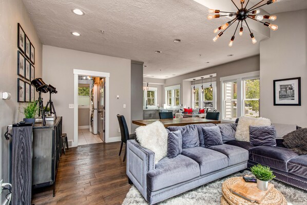 TV, fireplace, DVD player, books