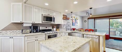 Frigorífico, microondas, horno y placa de cocina