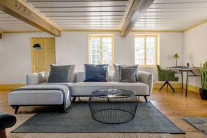 Una Smart TV, una chimenea, un futbolín, libros