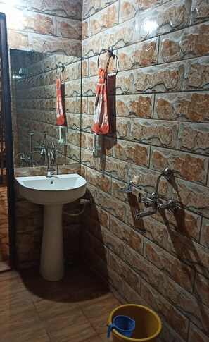 Traditional Room | Bathroom | Shower, soap, shampoo, toilet paper
