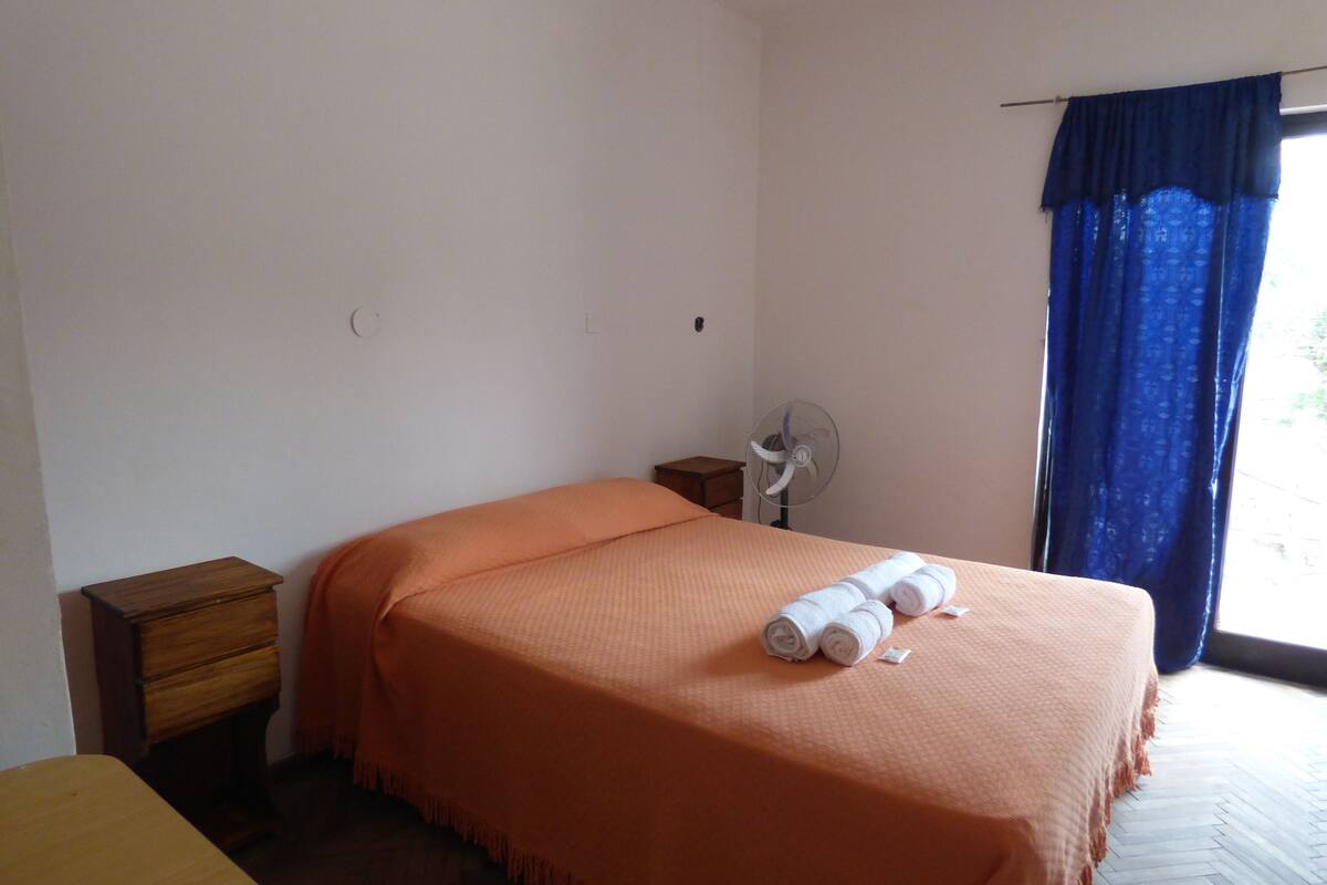 基础双人房 | 客房内保险箱、笔记本电脑工作区、免费 WiFi、床单